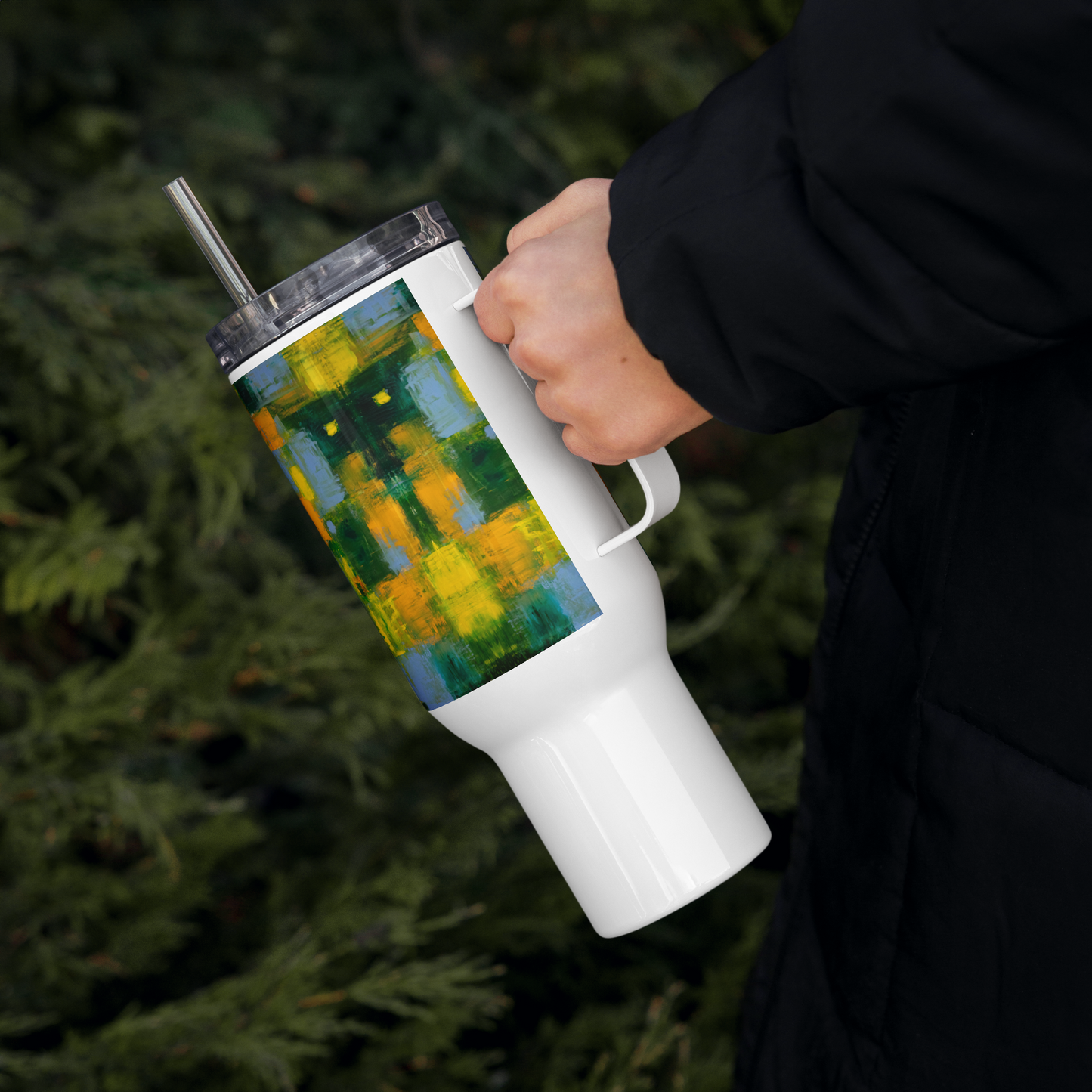 Travel mug with a handle